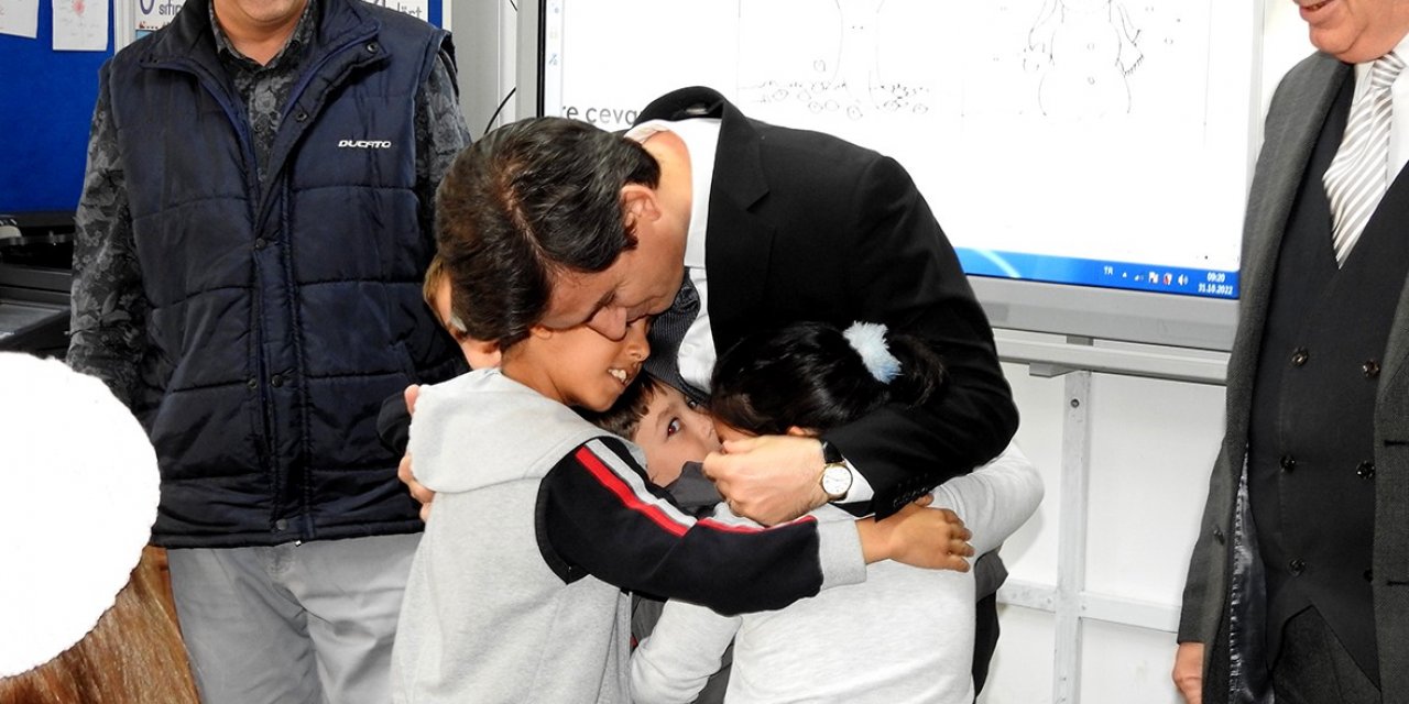 Çeşme’de, depremde hayatını kaybeden 21 çocuk anısına 21 çiçek dikildi