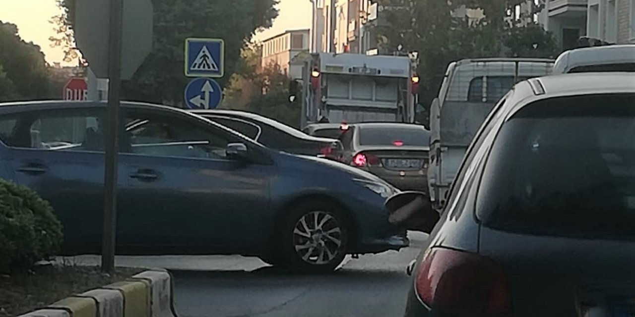 Efeler’de çöp toplama saatleri trafik akışına engel oluyor