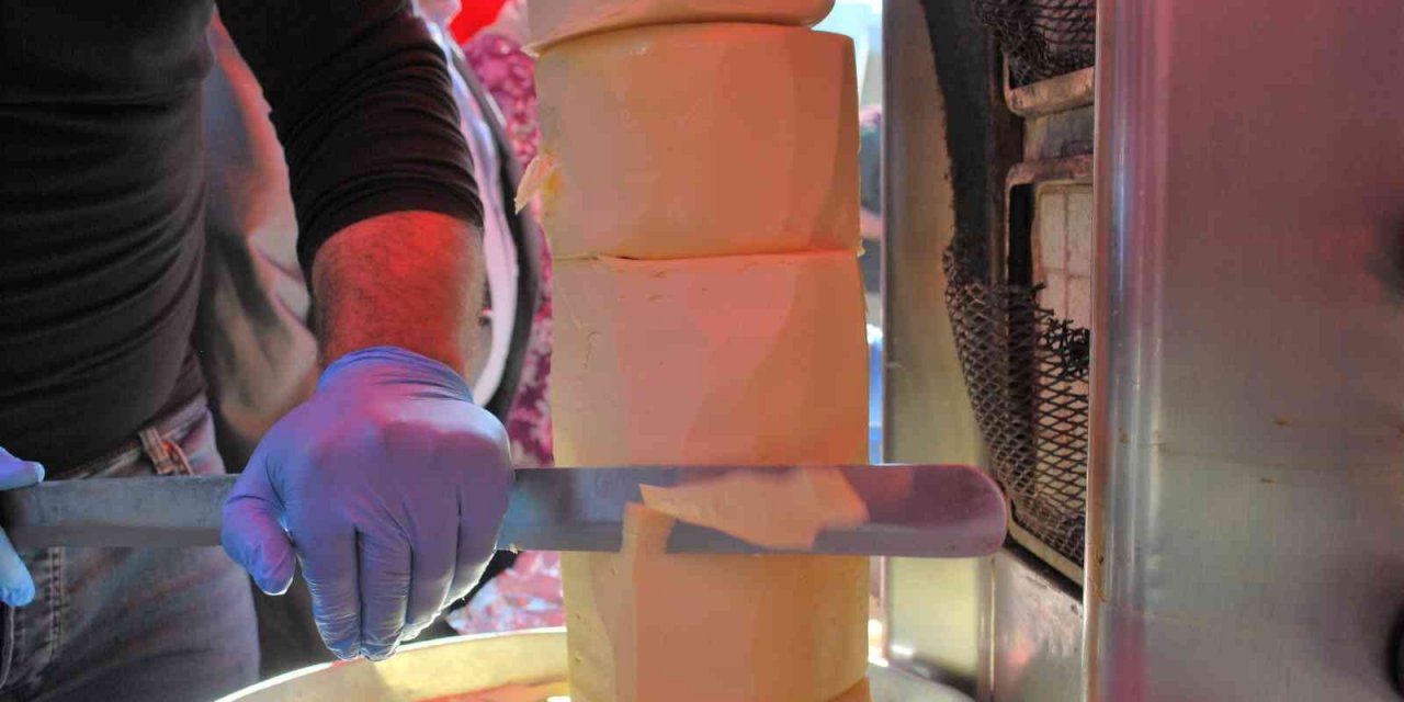 Döner çeşitlerine bir yenisi daha eklendi: Kaşar peyniri döneri