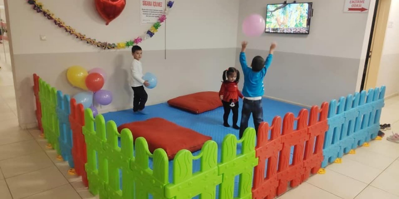 Hastanede tedaviye gelen çocuklara oyun alanı düzenlendi