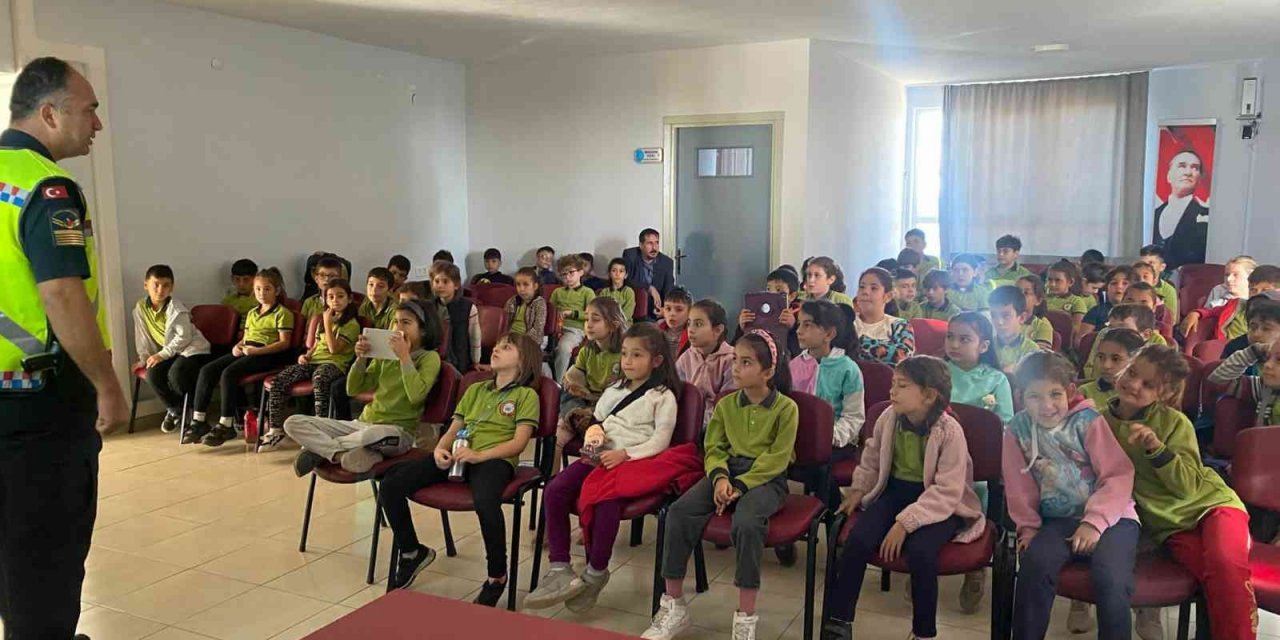 İncirliova’da 62 öğrenci “trafik dedektifi” oldu