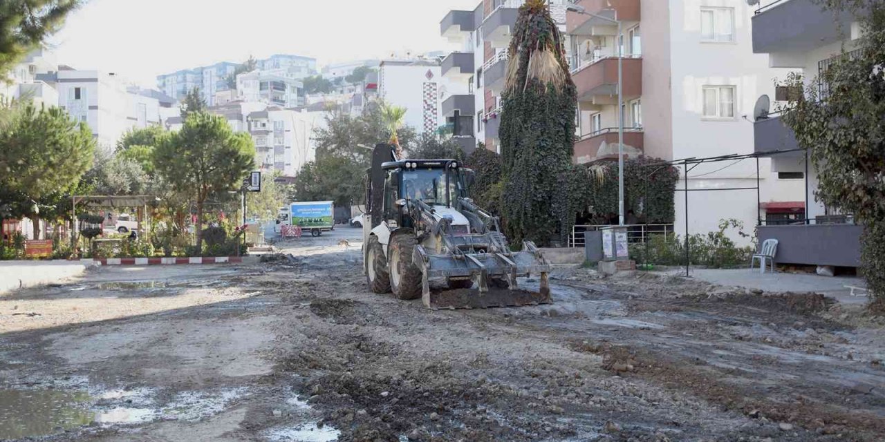 Kuşadası Belediyesi’nin yol yenileme çalışmaları devam ediyor