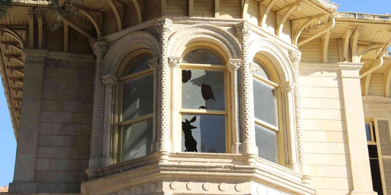 İzmir’in tarihi yapılarından Forbes Köşkü adeta talan edildi