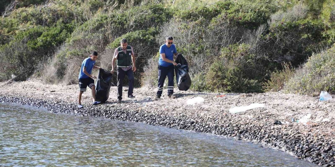 Muğla Büyükşehir Belediyesi Gökova Körfezi’nden iki günde beş ton çöp topladı