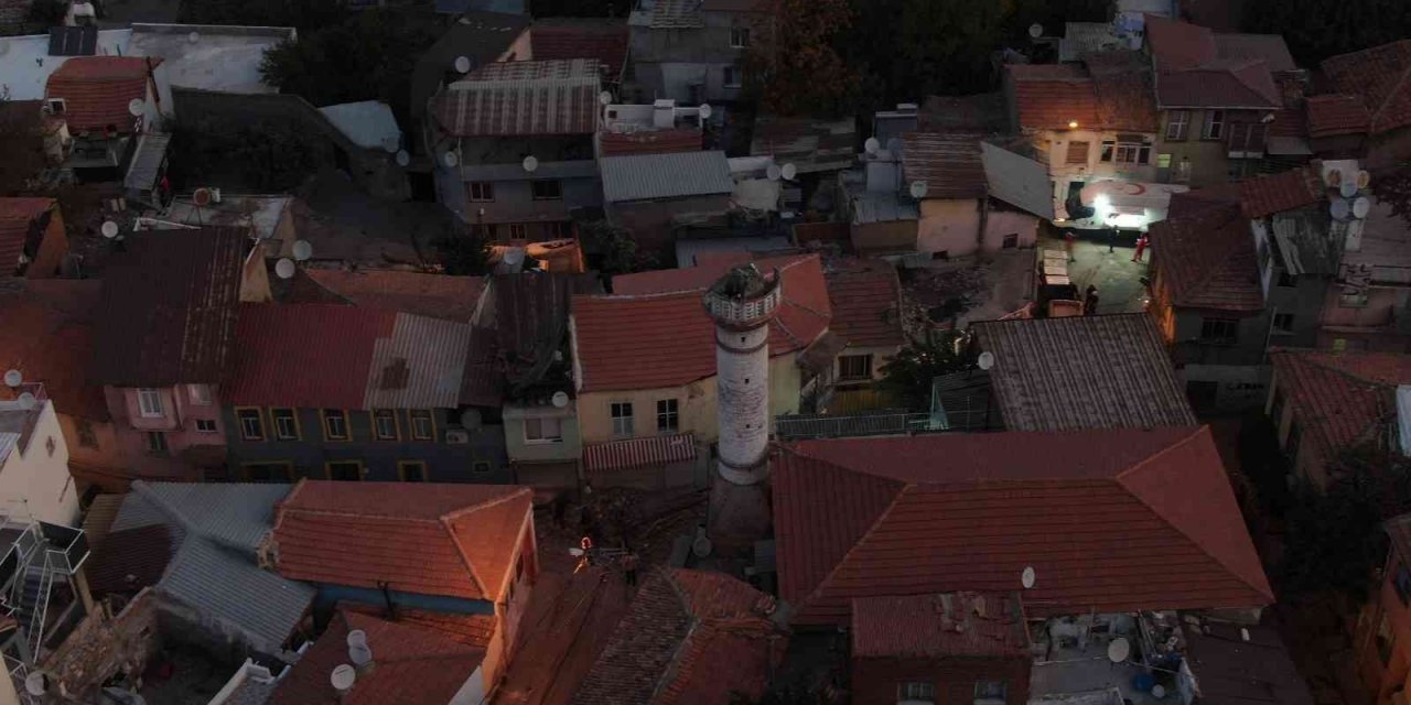 Depremde yıkılan minare havadan görüntülendi