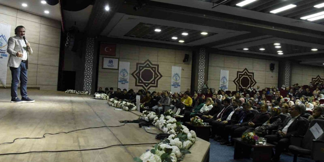 Sıtkı Aslanhan Manisalı okurlarıyla buluştu