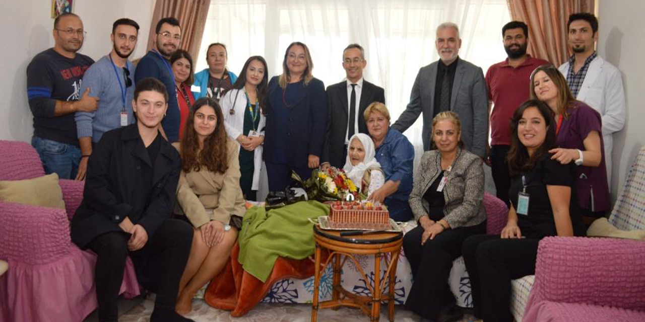 100’üncü yaş gününü evde sağlıkçılar ile kutladı