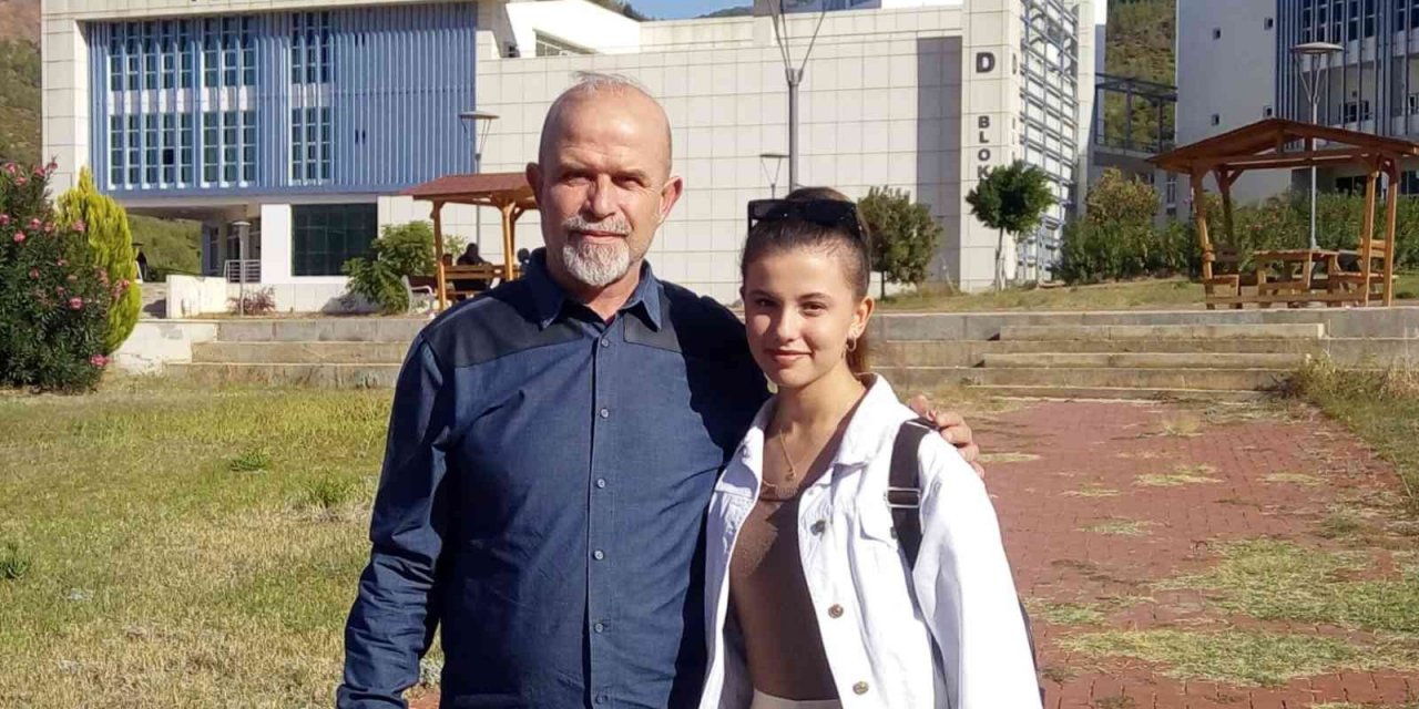 Kızıyla beraber aynı üniversitede eğitim görüyor