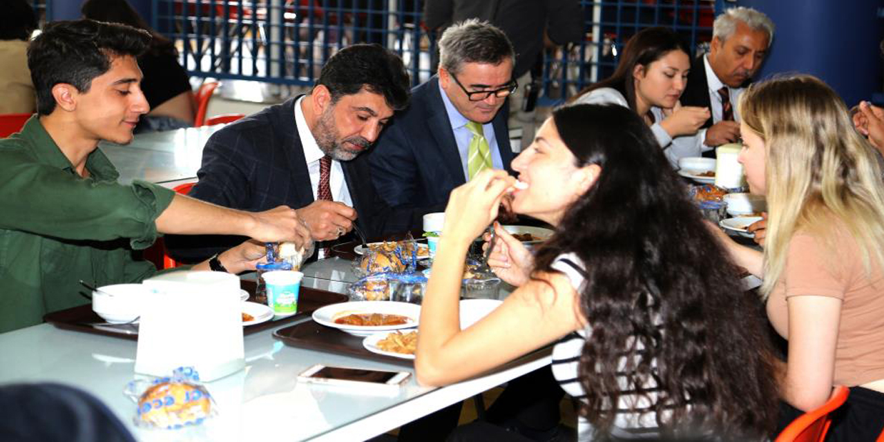 ADÜ Rektörü Aldemir, öğrencilerle bir araya geldi