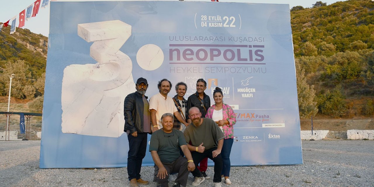 Kuşadası’nda müzik, mermer bloklardan heykele dönüştü