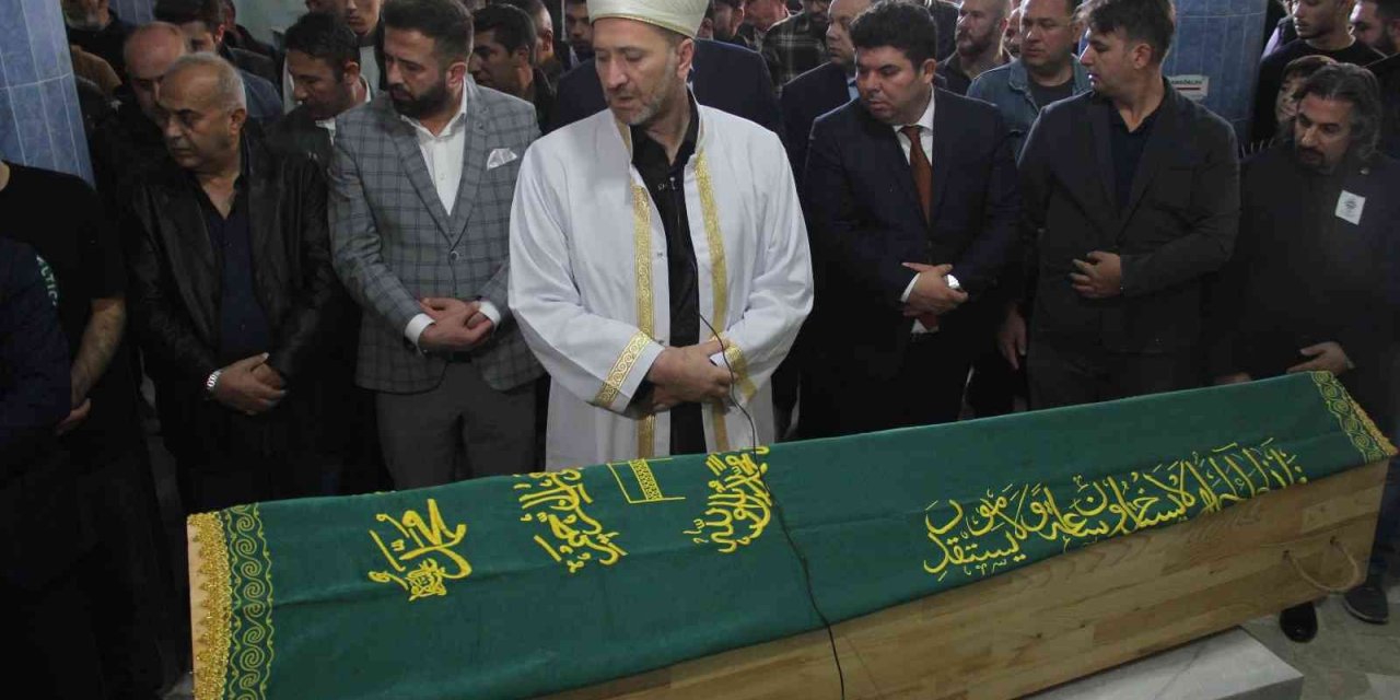 Depremde balkondan atlayarak hayatını kaybeden Efe toprağa verildi