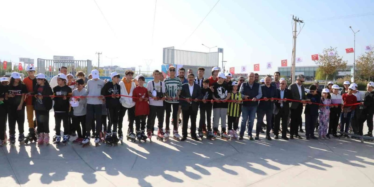 Başkan Çelik gençler için yapılan parkı gençlerle birlikte açtı