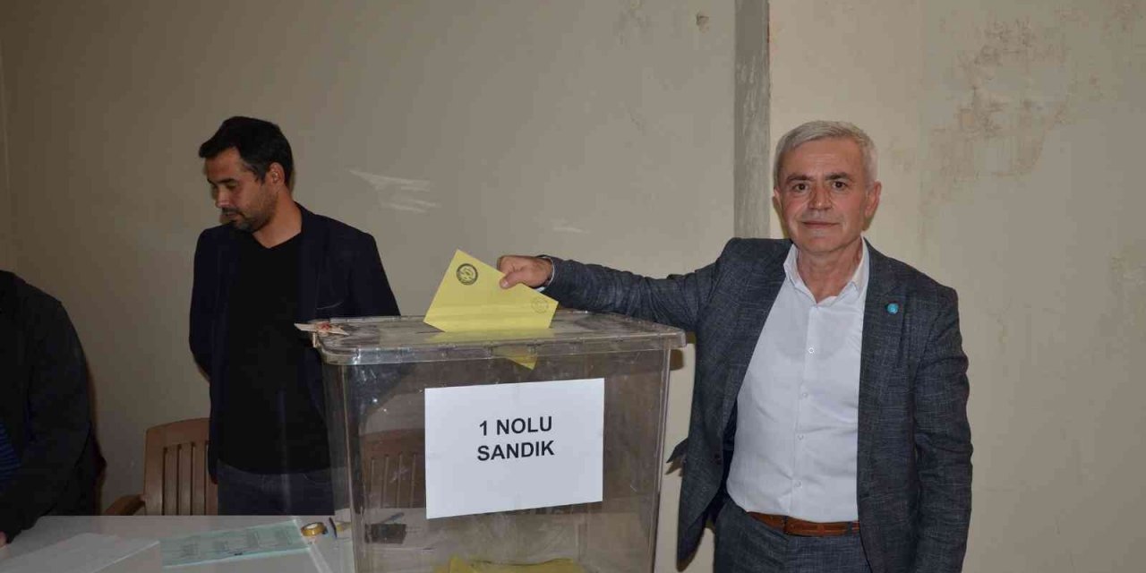 Kırkağaç İYİ Parti’de Levent Komşu güven tazeledi