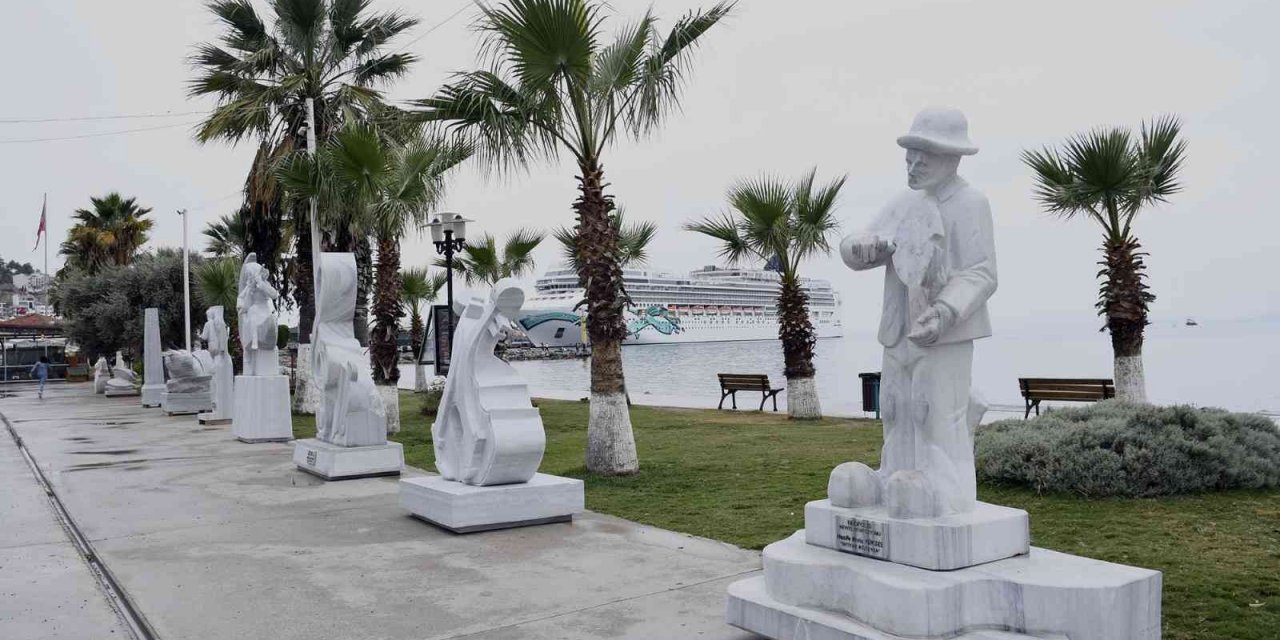 Kuşadası sahilini ’müzik’ temalı heykeller süslüyor