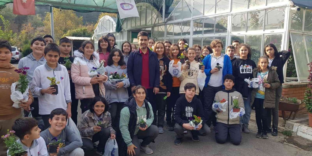 Öğrenciler, belediye serasında çiçekleri toprakla buluşturdu