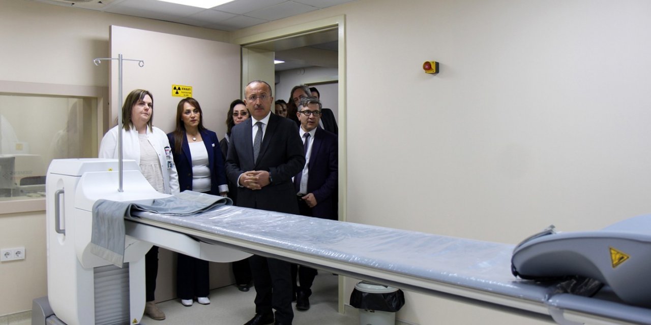 Yenilenen cihazları inceleyen Vali Atik, danışanlar tarafından hazırlanan sergiyi gezdi