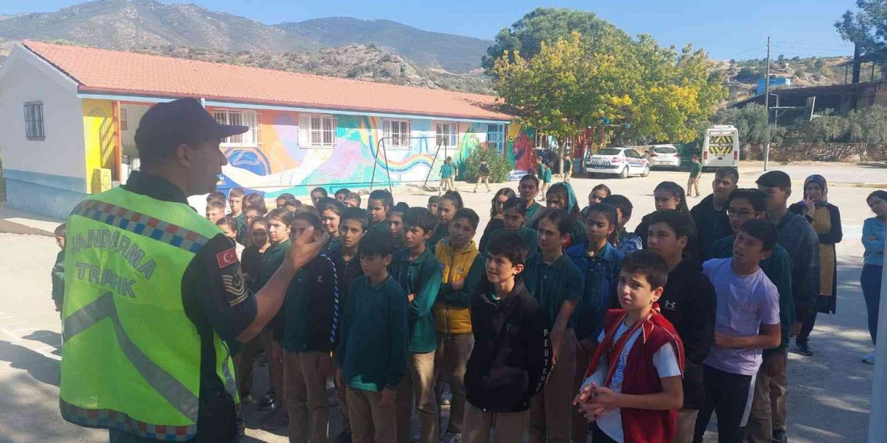 Bozdoğan’da 120 öğrenci “trafik dedektifi” oldu