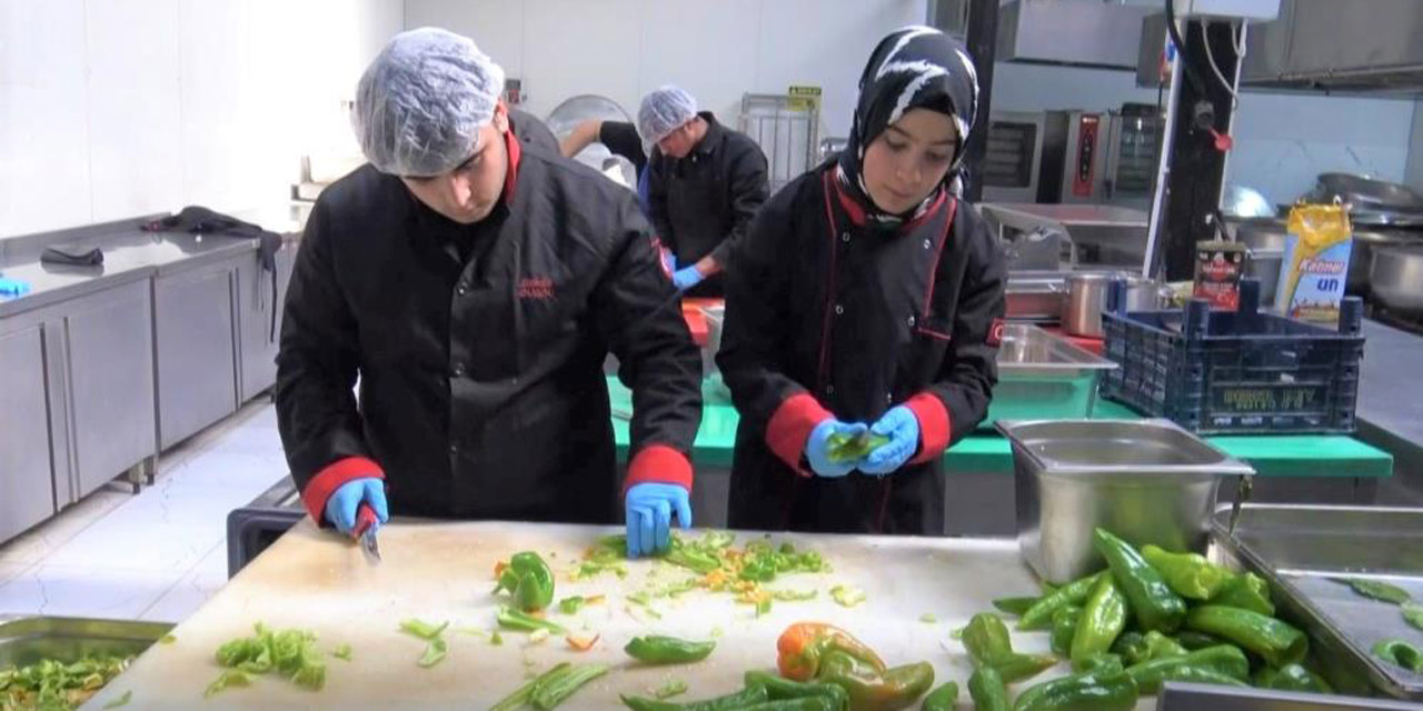 Hem üretip hem iş öğreniyorlar