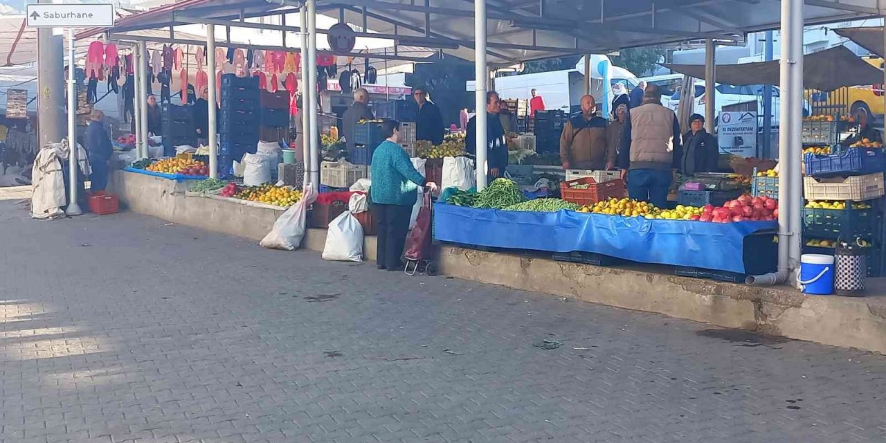 Pazarcılardan Atatürk’e saygı duruşu