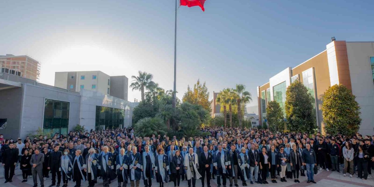 "Atatürk kendi rızasıyla kendi gücünü azaltan bir lider, bu tarihte az karşımıza çıkıyor"