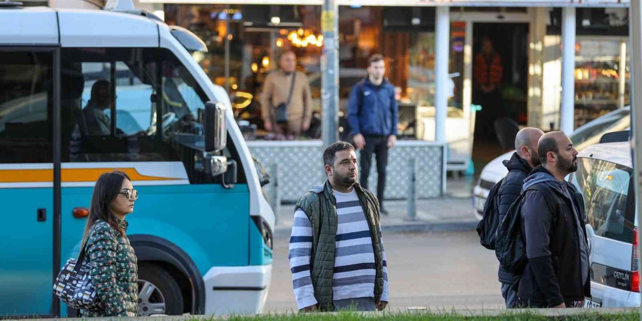 İzmir’in ilçelerinde saat 09.05’de hayat durdu