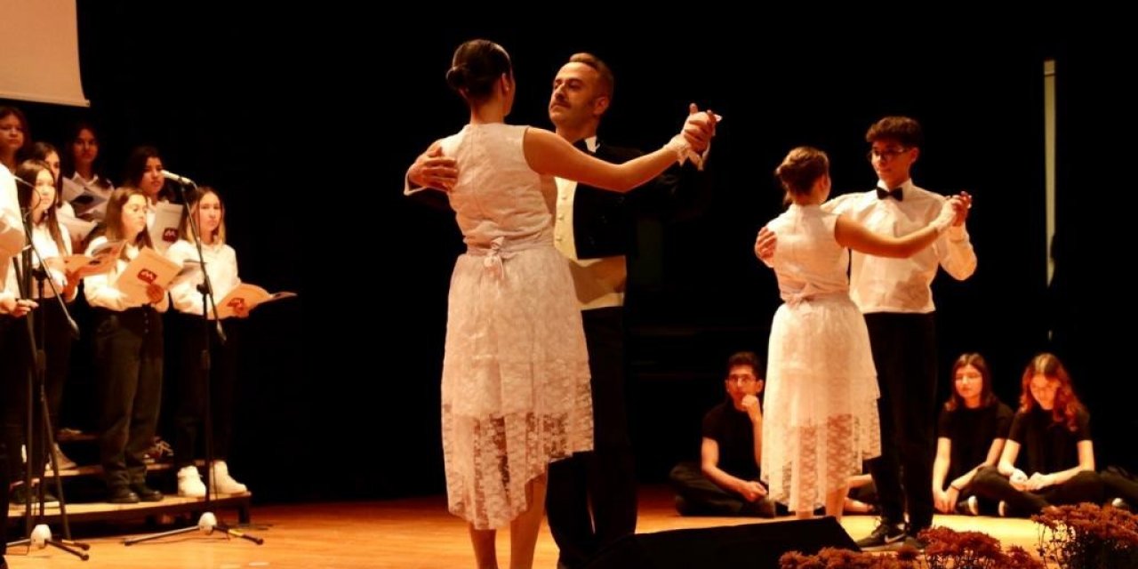 Muğla’da vals ve zeybek gösterisi öğrenciler tarafından canlandırıldı