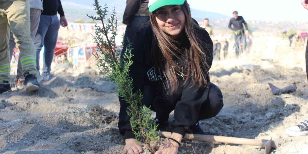 Çal’da geleceğe nefes için bin fidan dikildi