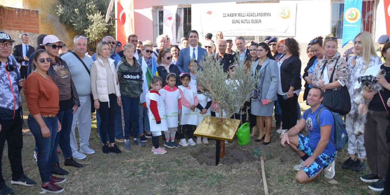 Didim’de 74 ülke vatandaşı kendi ülkelerinin isimlerini koyduğu ağaçları toprakla buluşturdu