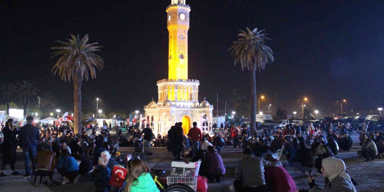 İzmir, 18.57’de "çök-kapan-tutun" yaptı