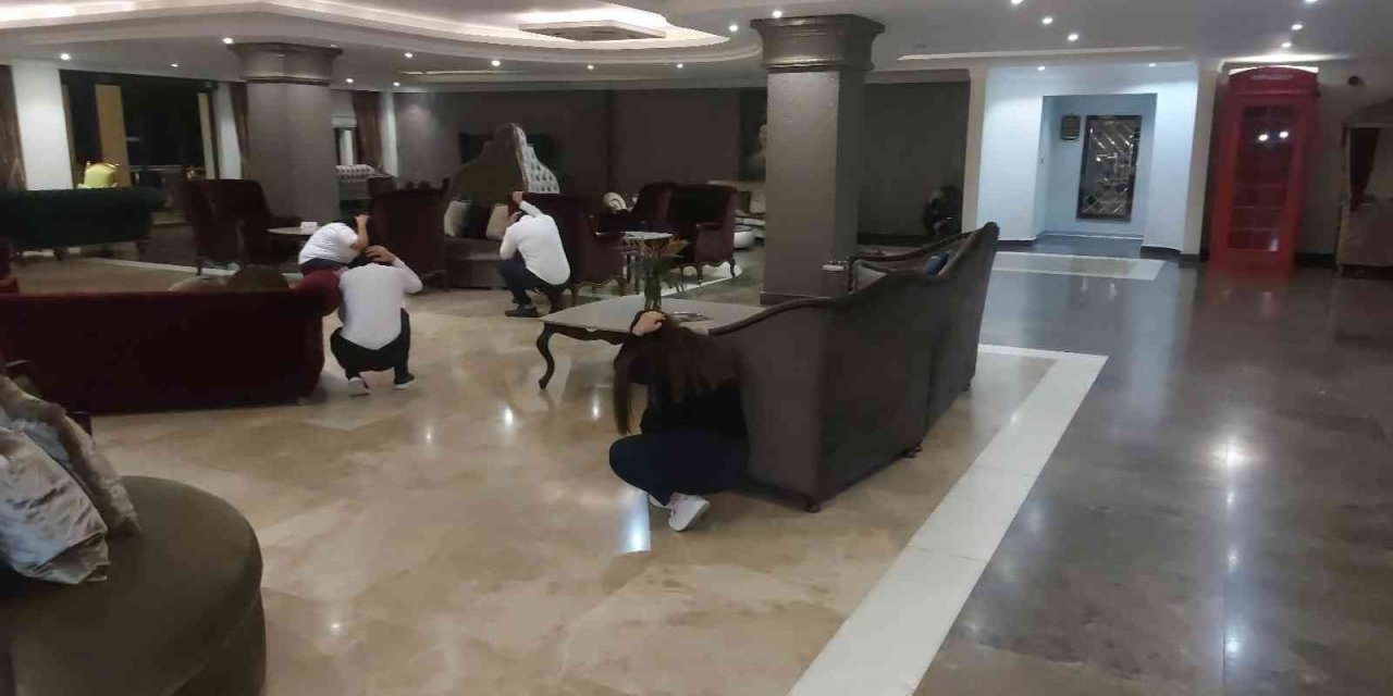 Tatbikatı devam ettirip oteli boşalttılar