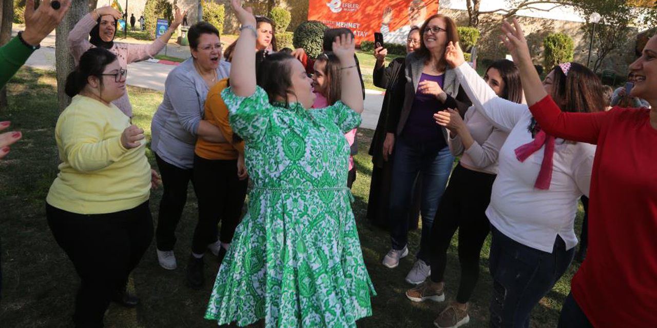 Efeler Down Kafe özel çocukları ağırlamaya devam ediyor