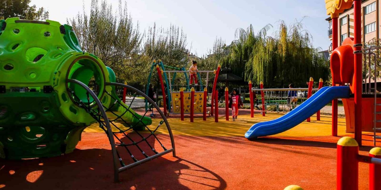 Merkezefendi’de parklar sonbahar bakımına alındı