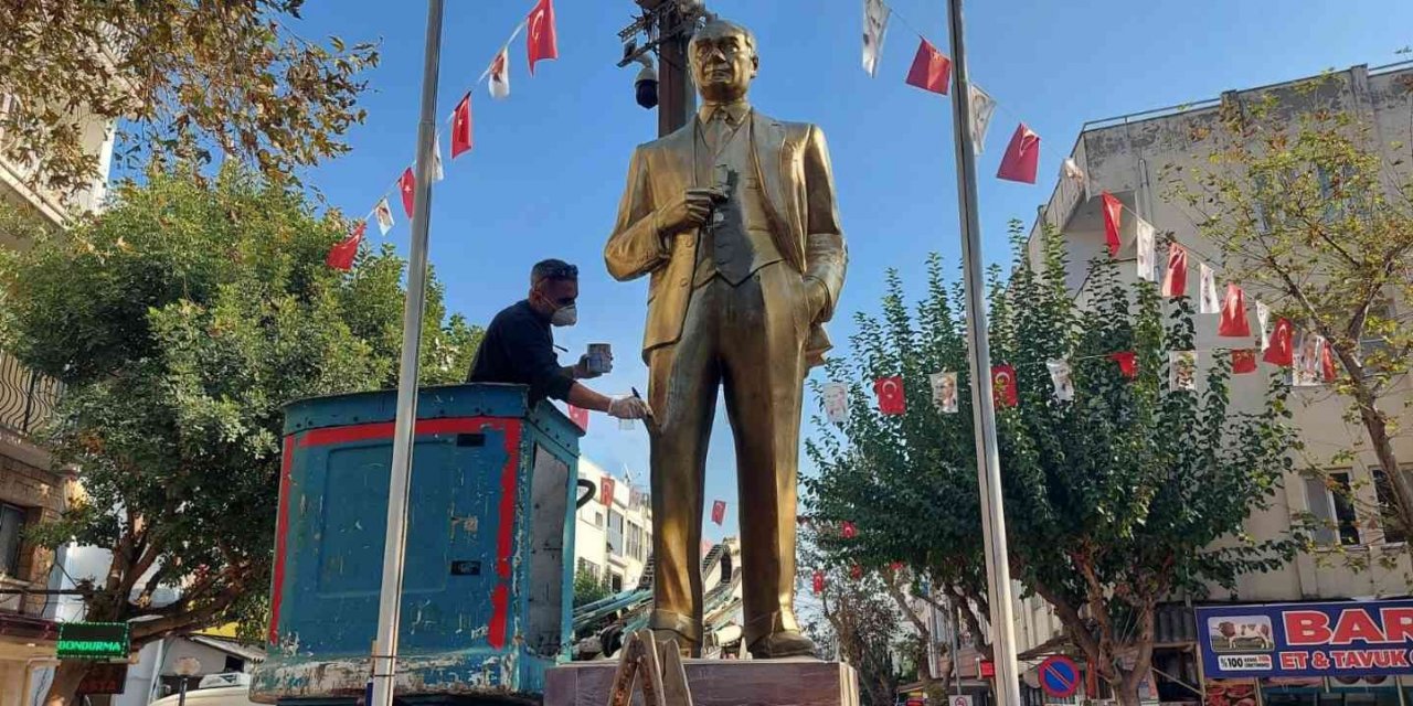 Kuşadası Belediyesi Atatürk büstlerini yeniliyor