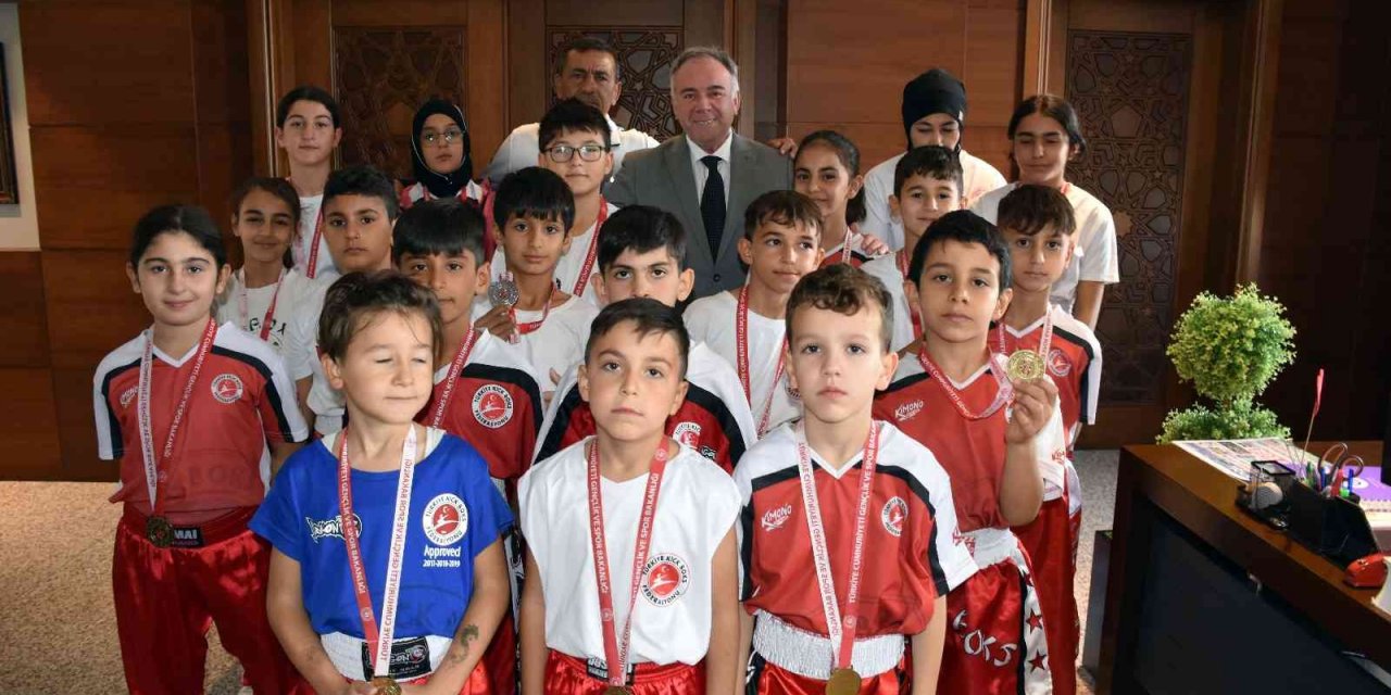 Başkan Öndeş madalyalı sporcuları ağırladı