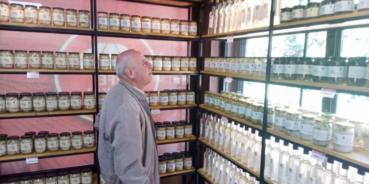 Efe Bakkal vatandaşların uğrak noktası oldu