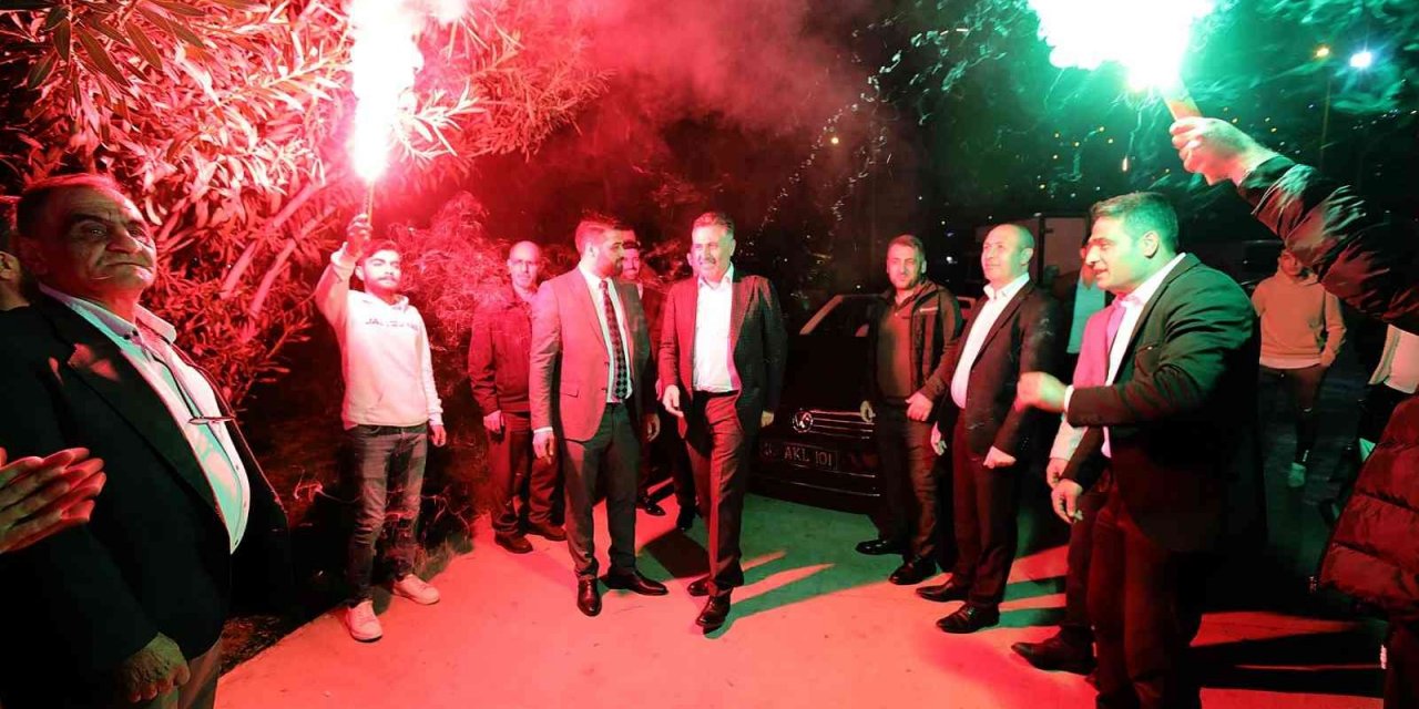 Erzurumlulardan Başkan Sandal’a meşaleli karşılama