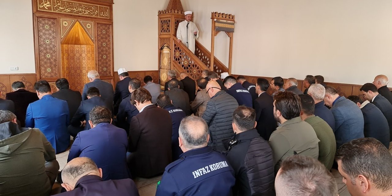 Hükümlüler kendi yaptıkları camide cuma namazını kıldı