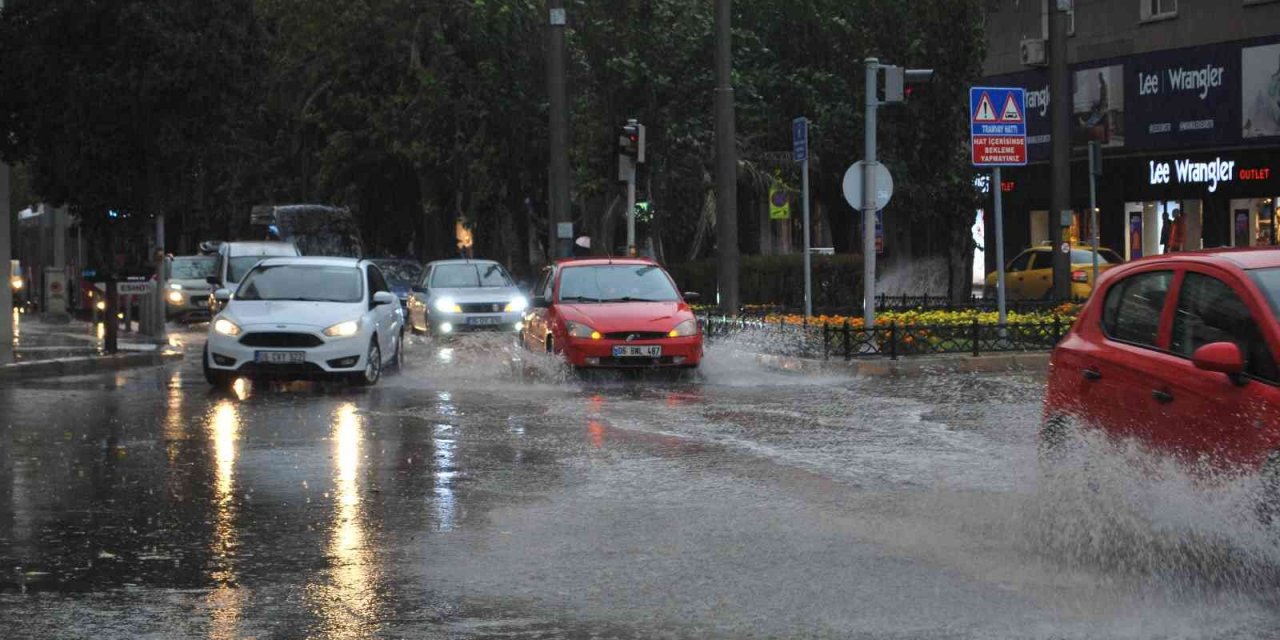 İzmir’i sağanak vurdu