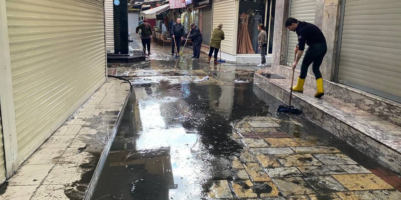 İzmir’de esnafın yağmur çilesi