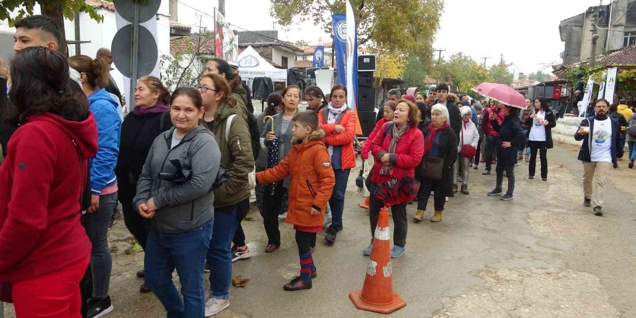 Bedava tarhana için yağmura aldırış etmediler