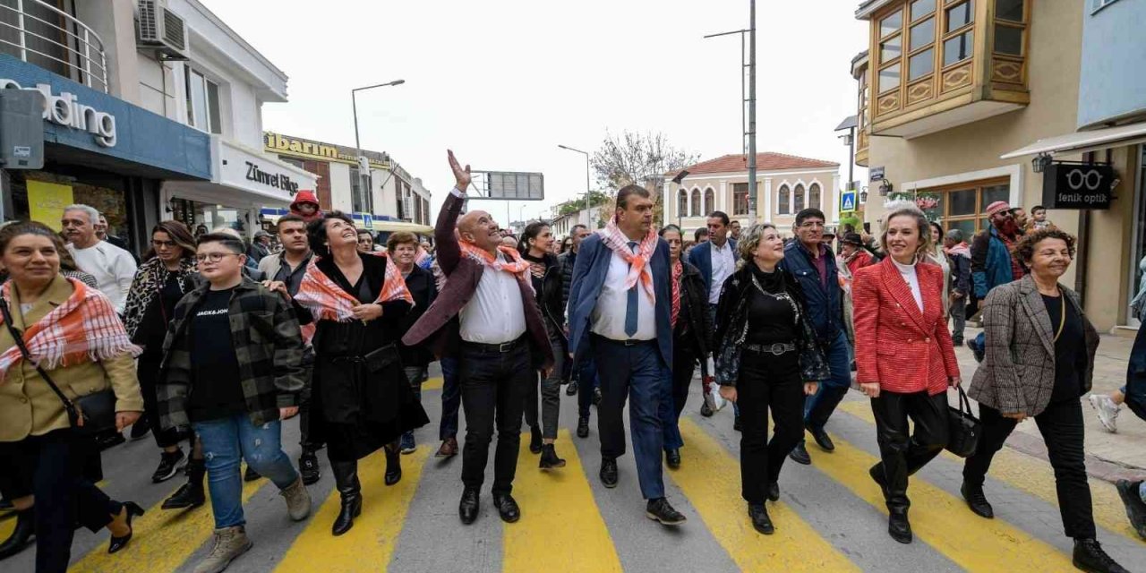 Seferihisar’da mandalina şenliği renkli anlara sahne oldu