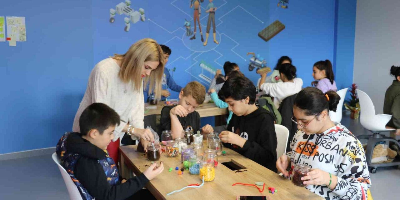 ’Bilim Yunusemre’ ara tatilde yüzlerce öğrenciyi ağırladı