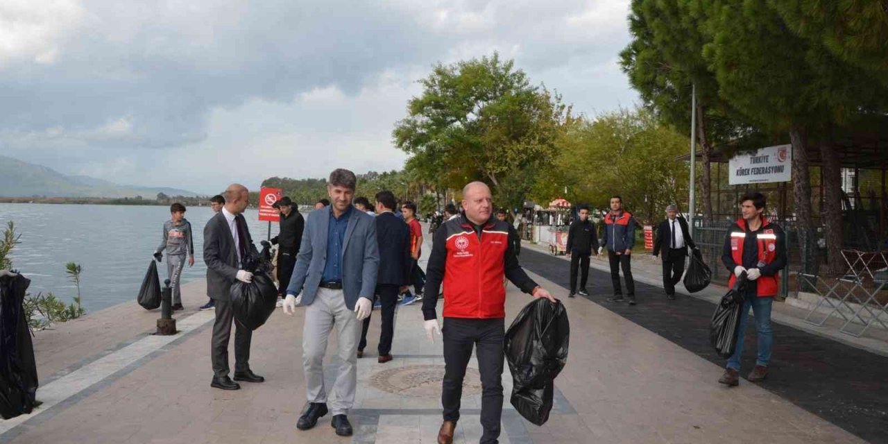 Köyceğiz’in 3 noktasında kıyı temizliği yapıldı