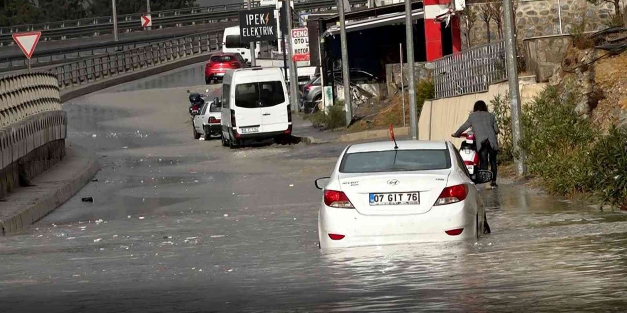Kuşadası’nda sağanak yağış etkili oldu, yollar göle döndü