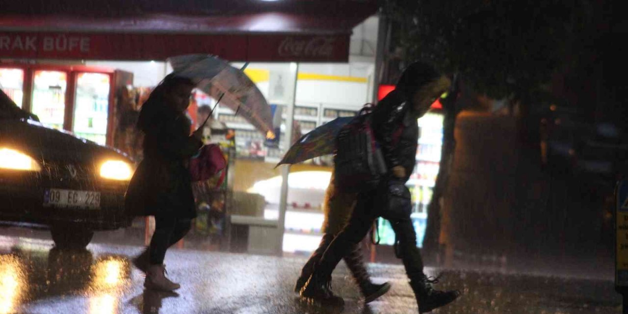 Aydın’da beklenen sağanak yağış başladı