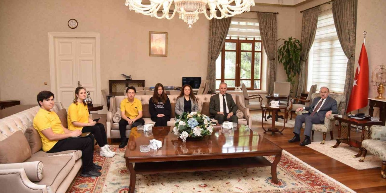 Vali Karadeniz, dergi çıkarmaya hazırlanan öğrencilerin sorularını yanıtladı