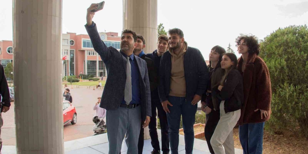 ADÜ Rektörü Aldemir, kampüs alanında öğrencilerle bir araya geldi