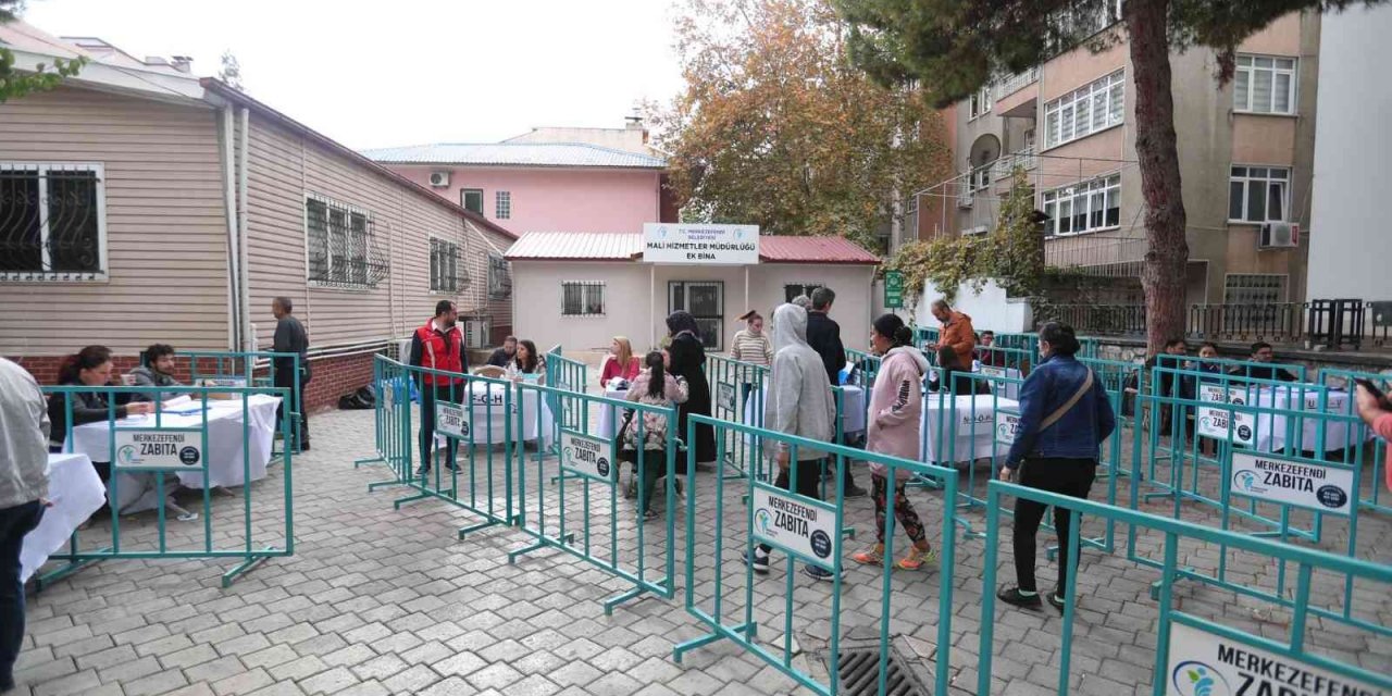 Merkezefendili öğrencilere banka kartları teslim edildi