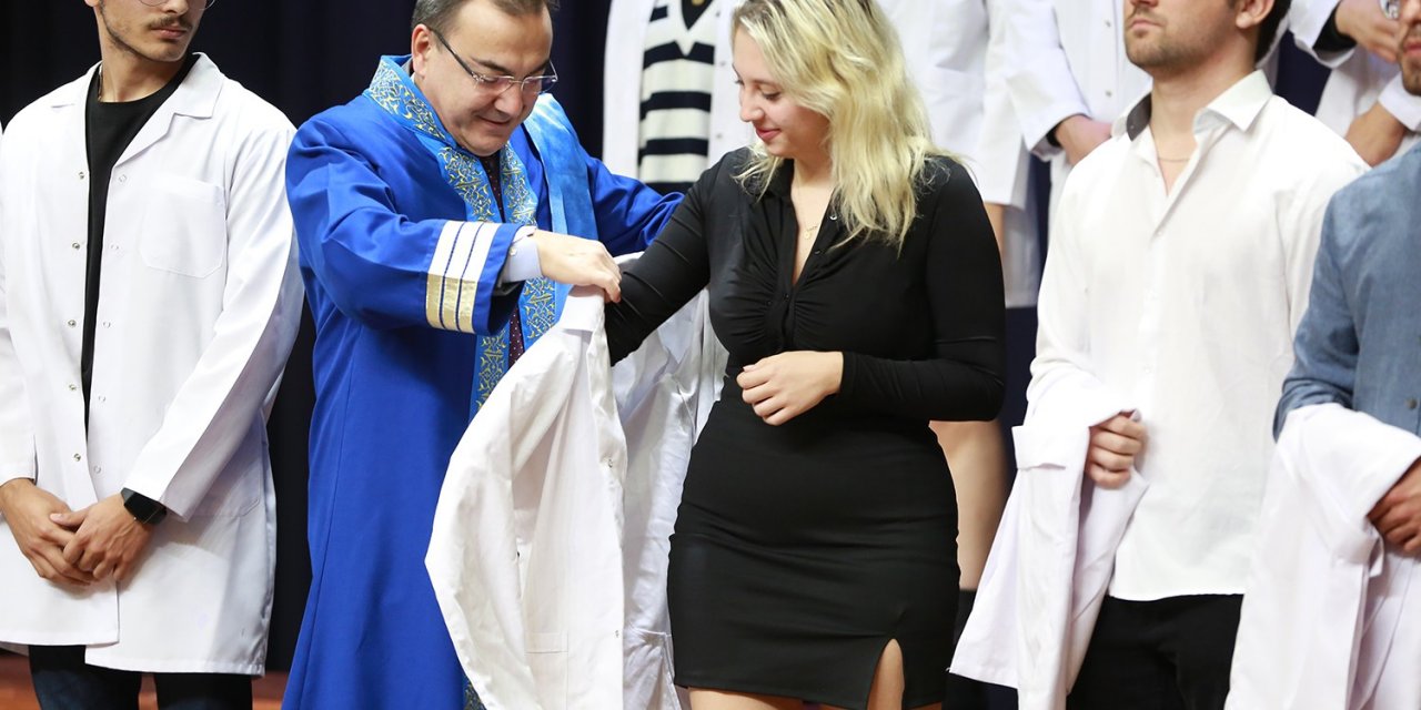 111 diş hekimliği öğrencisine beyaz önlüklerini giydi