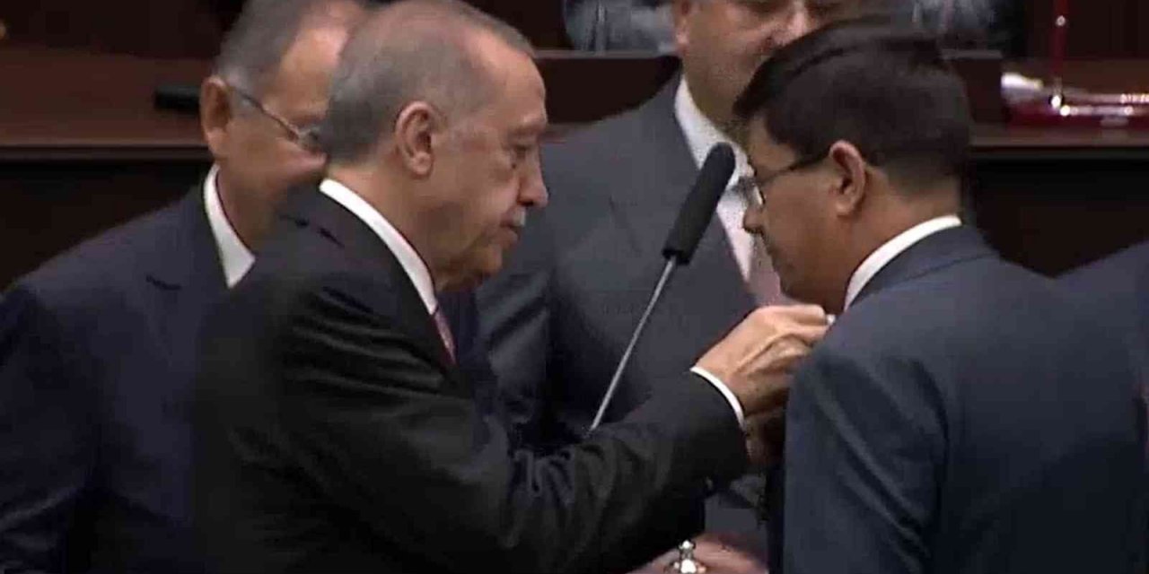 İYİ Parti’den AK Parti’ye geçen Özcan’a rozetini Cumhurbaşkanı Erdoğan taktı